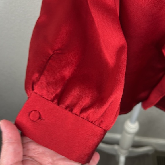 Vince Camuto Scarlet Red Silky Ruffle V-Neck Festive Classic Top Size 1X - Picture 2 of 9